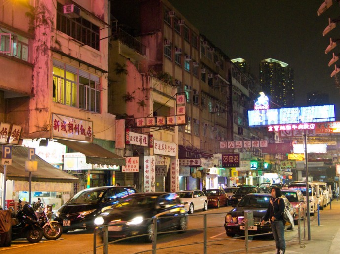 Straße im nächtlichen Kowloon