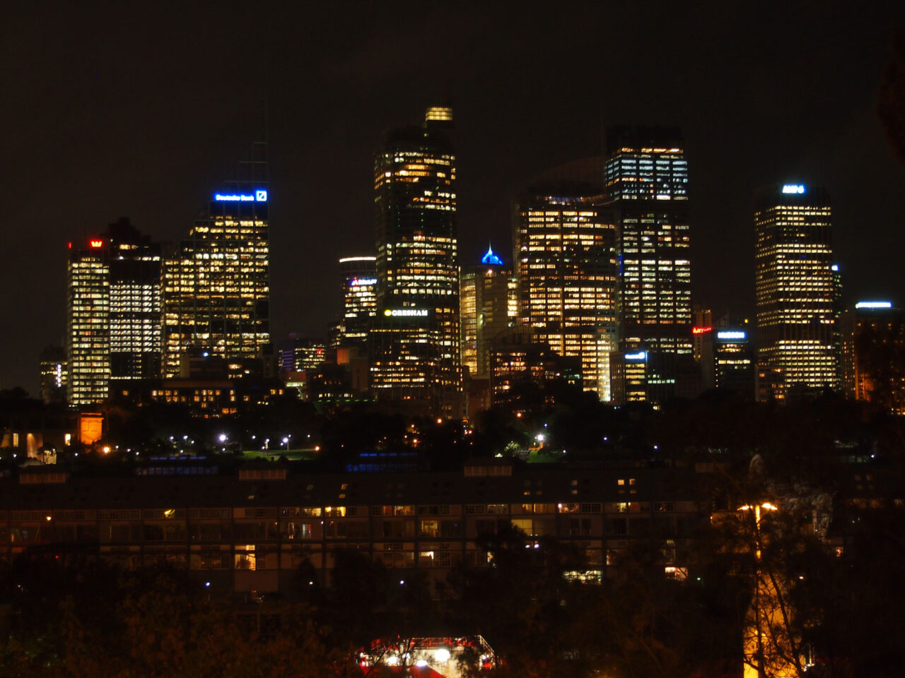 Ausblick auf Sydneys CBD von King's Cross bei Nacht