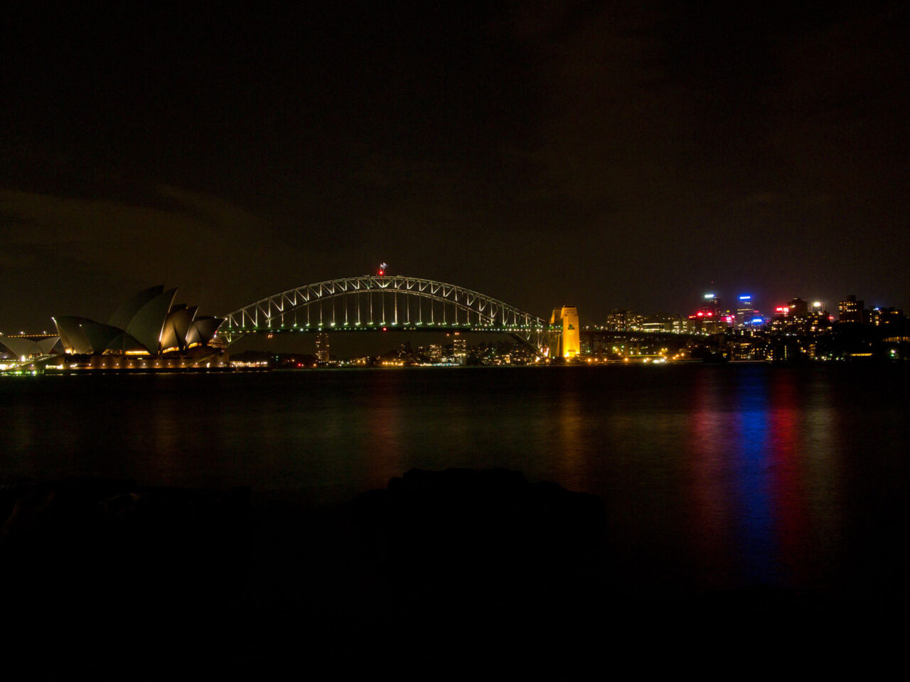 Aussicht auf den Hafen von Sydney vom Mrs. Macquarie's Point bei Nacht