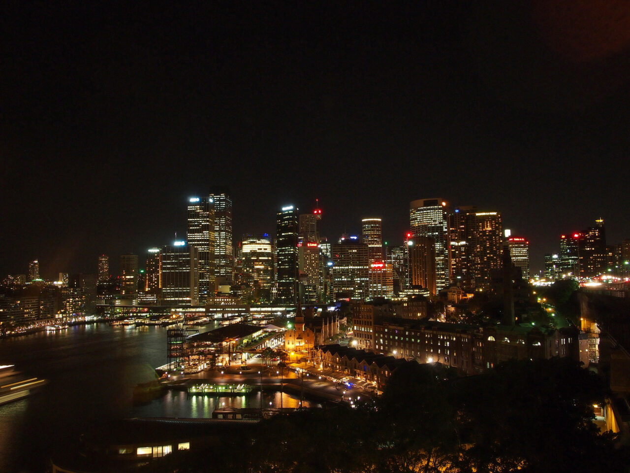 Ausblick auf Sydneys CBD von der Harbour Bridge bei Nacht