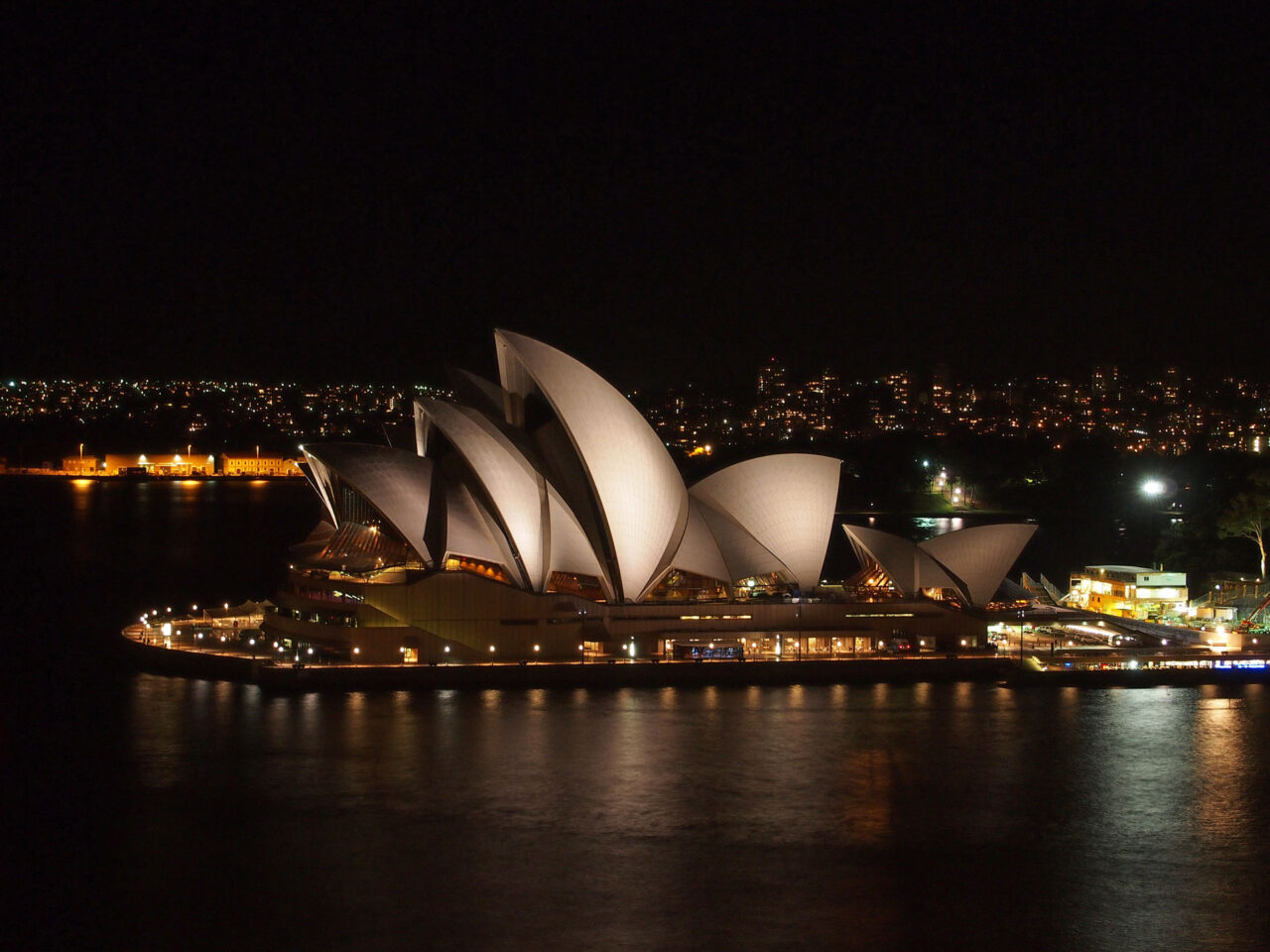 Ausblick auf Sydneys Oper von der Harbour Bridge bei Nacht
