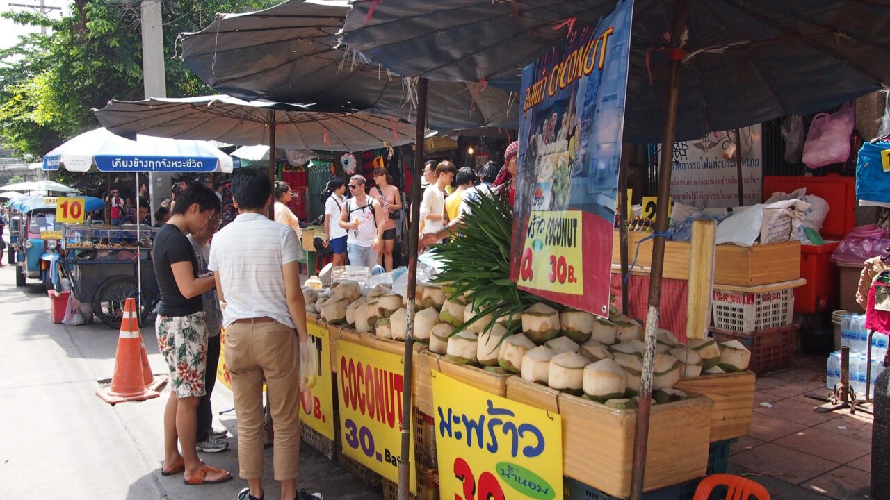 Kokosnüsse am Eingang des Chatuchak Market, Bangkok, Thailand