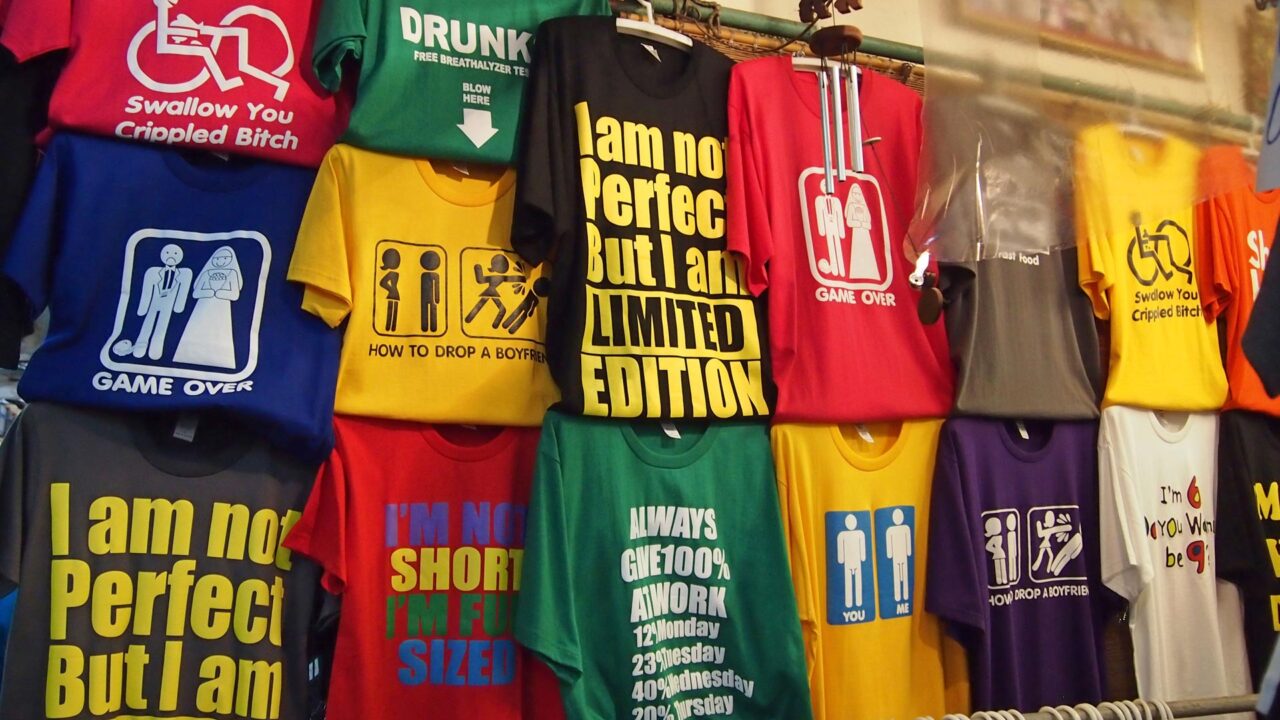 T-Shirts auf dem Chatuchak Market in Bangkok, Thailand