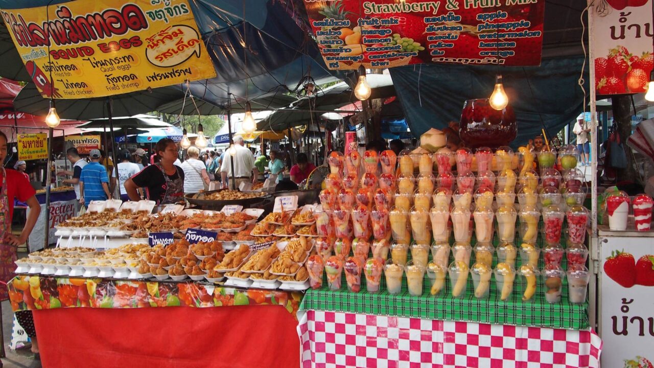 Essensstand auf dem Chatuchak Market, Bangkok, Thailand