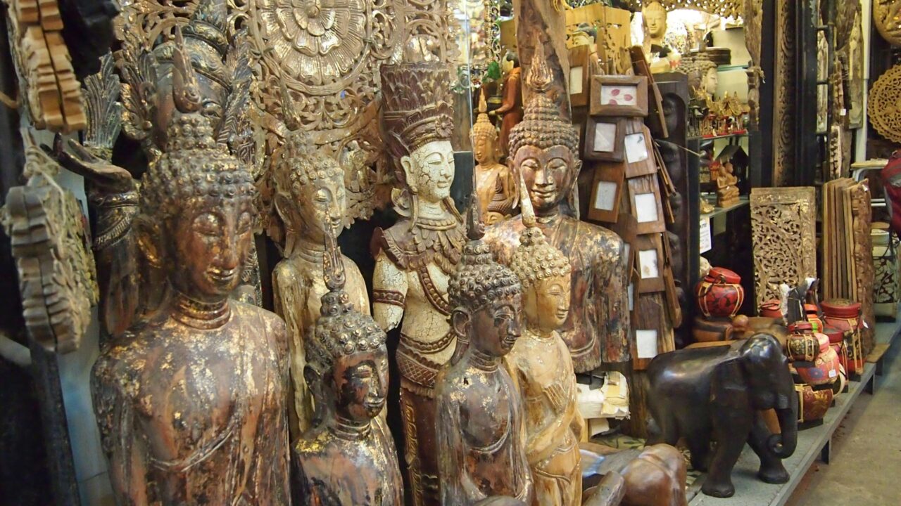 Buddha-Statuen auf dem Chatuchak Market, Bangkok, Thailand
