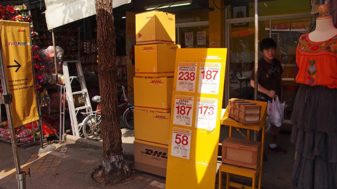 DHL-Versandstelle auf dem Chatuchak Market, Bangkok, Thailand