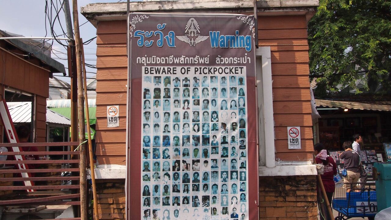 Pictures of pickpockets at the Chatuchak Market, Bangkok, Thailand