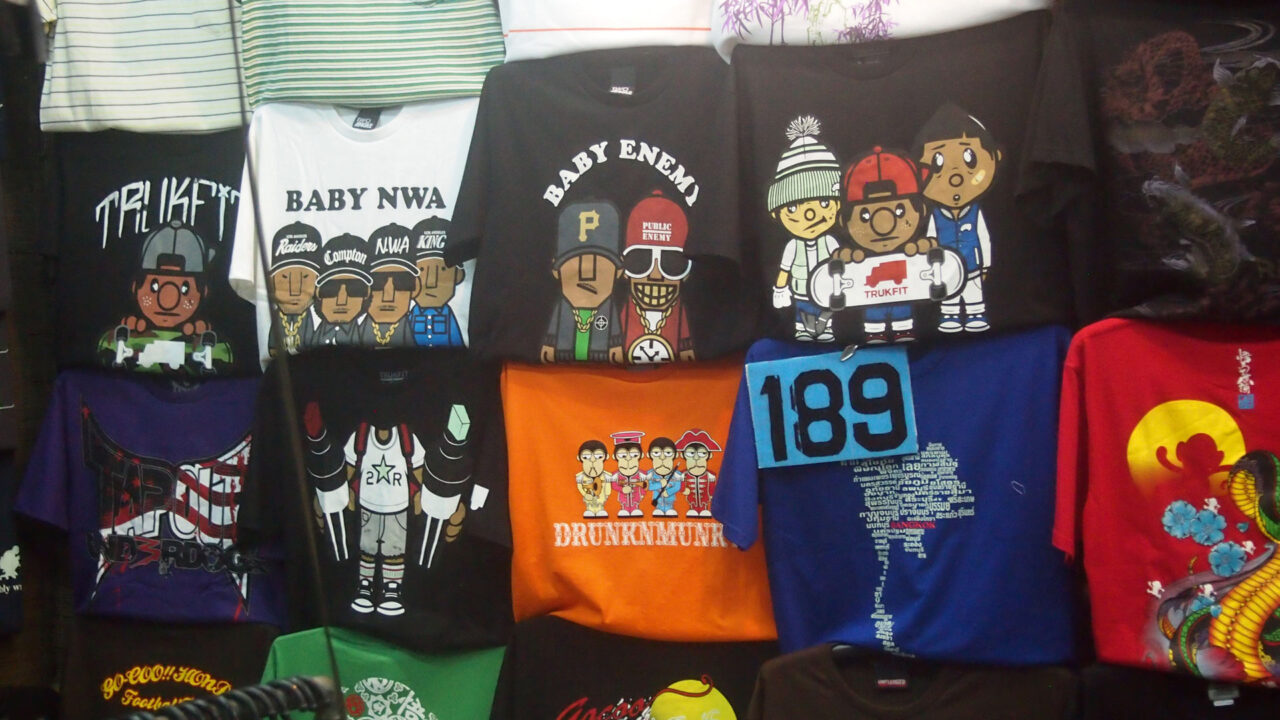 Hip-Hop T-Shirts auf dem Chatuchak Market in Bangkok, Thailand
