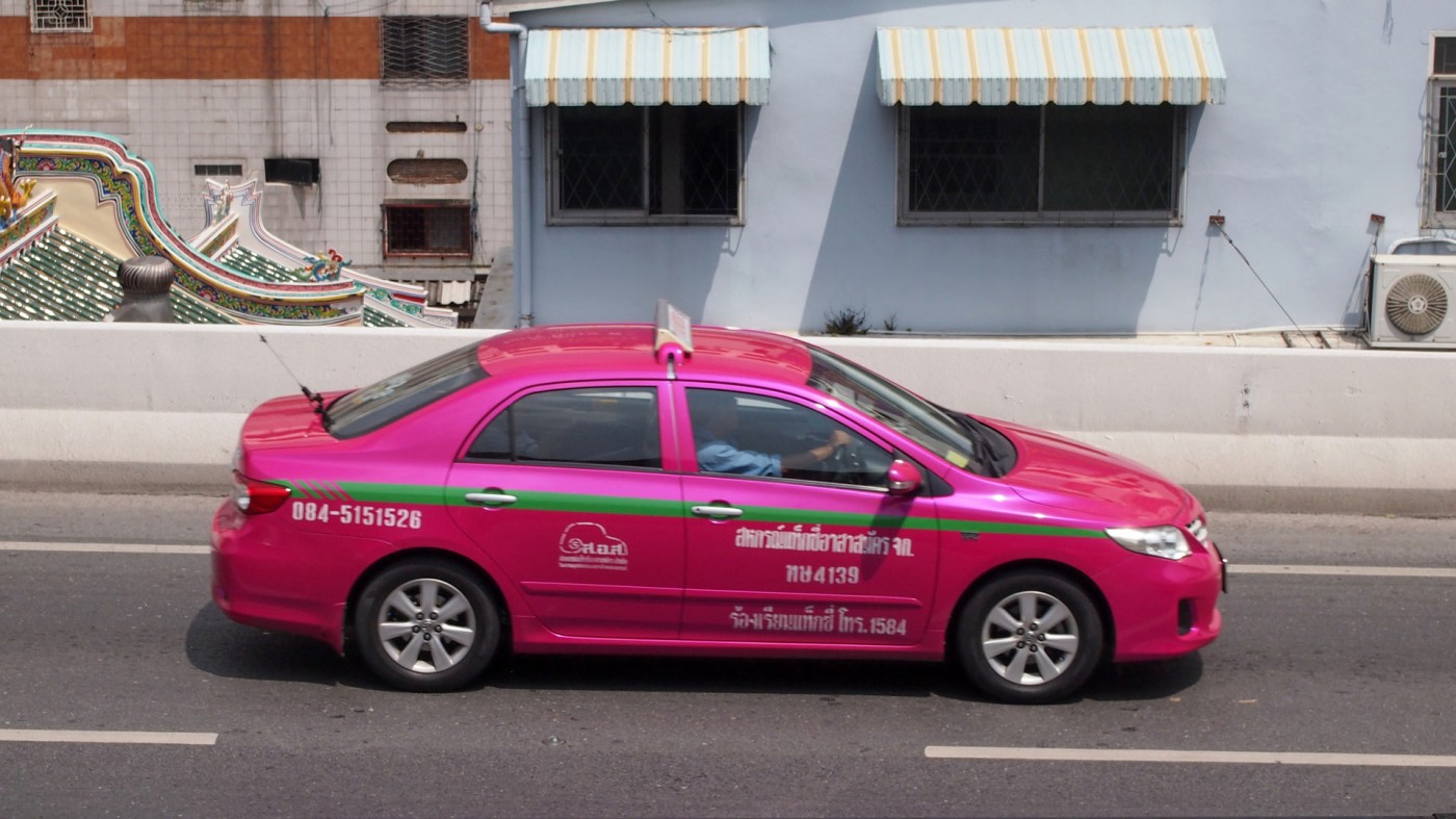 Eines der schönen rosa Taxis in Bangkok