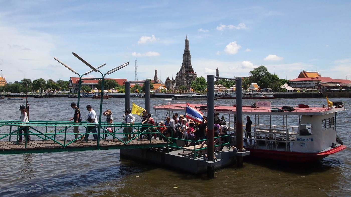 Fähre, die beide Flussufer des Chao Phraya in Bangkok verbindet