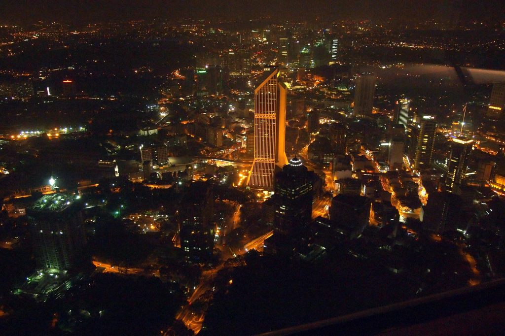 Kuala Lumpur von oben bei Nacht