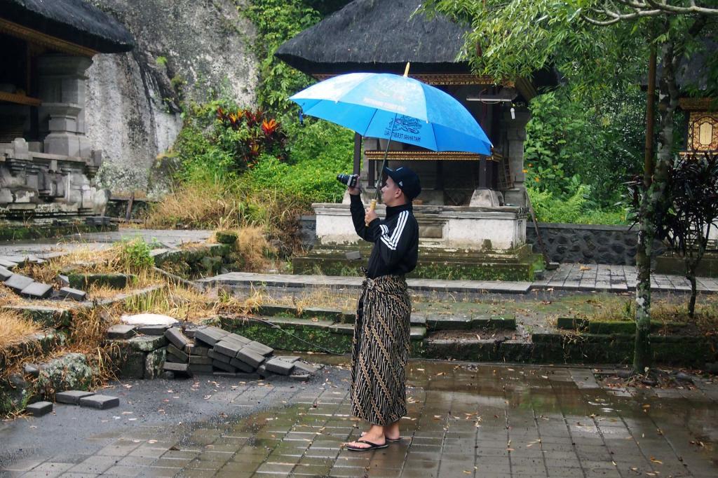 Marcel mit Regenschirm auf Bali