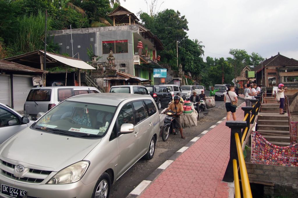 Völlig überfüllte Straße auf Bali vor den Reisterrassen von Tegalalang