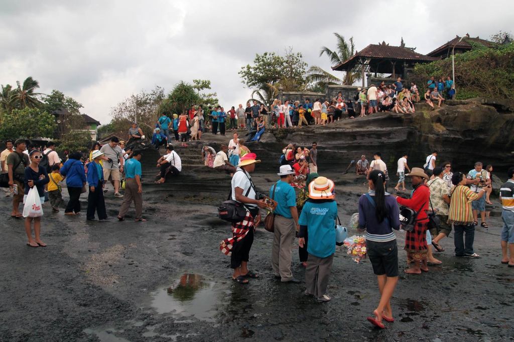 Touristen am Tanah Lot Tempel, Bali