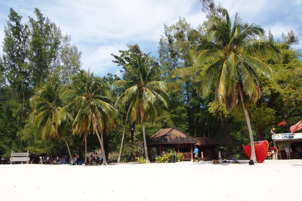 Kleine Shops und Hütten am Strand von Pulau Beras Basah