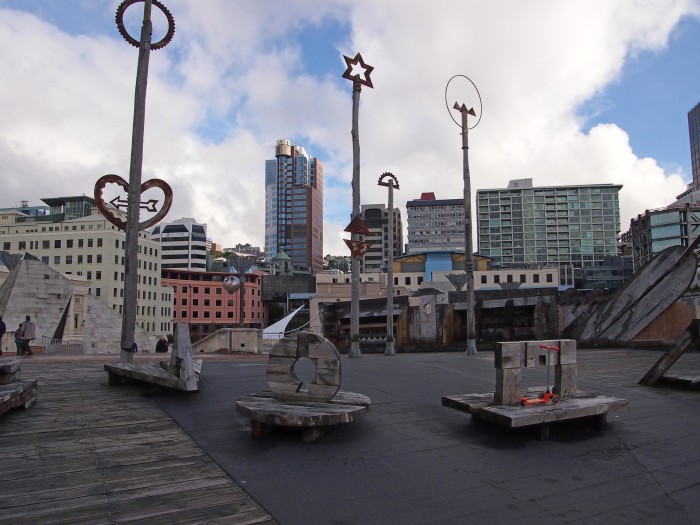 Brücke zum Hafen mit ausgefallener Kunst in Wellington