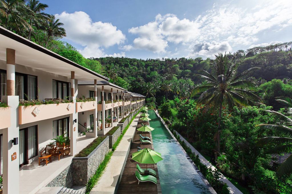 The rooms and the infinity pool at Kebun Villas & Resort (Senggigi, Lombok)