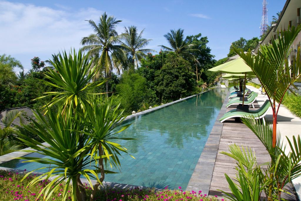 Infinity-Pool und Liegen im Kebun Villas & Resort (Senggigi, Lombok)