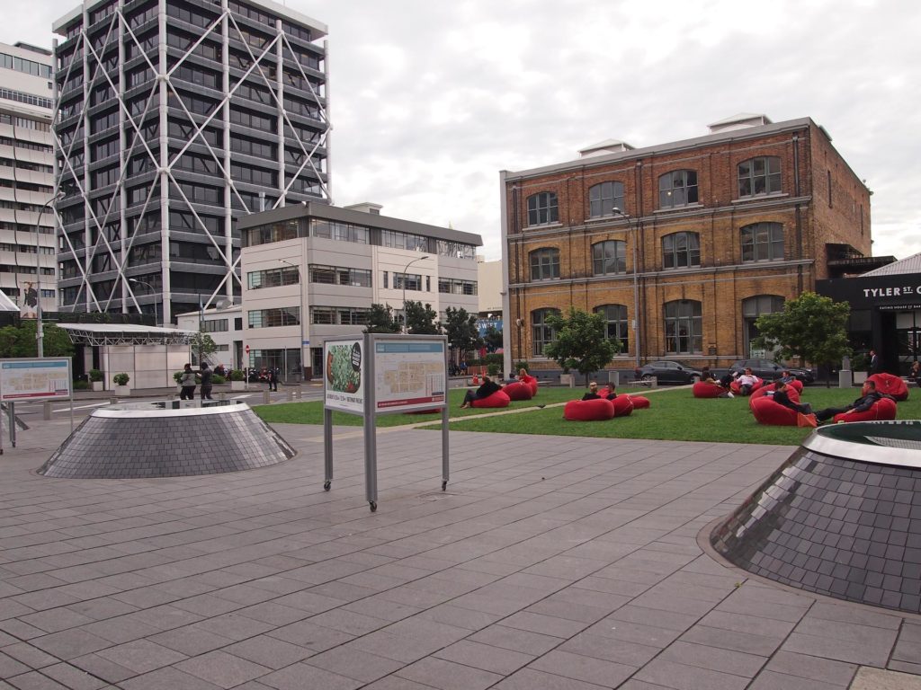 Chillige Atmosphäre in Auckland mit Sesseln in der City