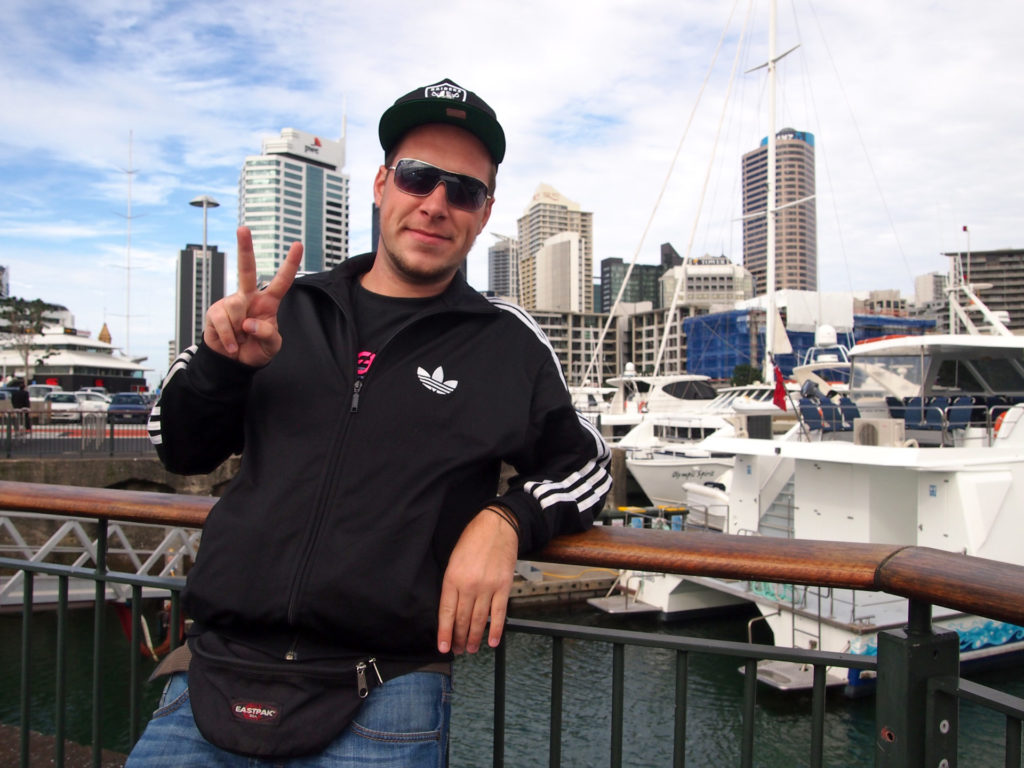 Tobi vor der Skyline von Auckland
