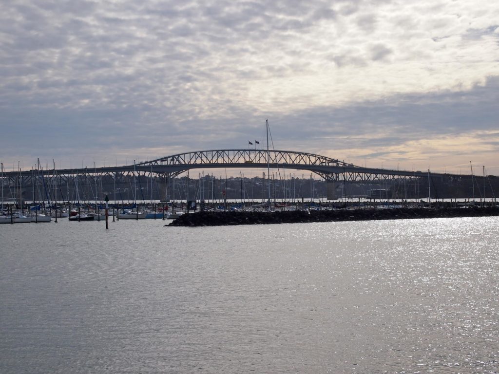 Die Harbour Bridge in Auckland