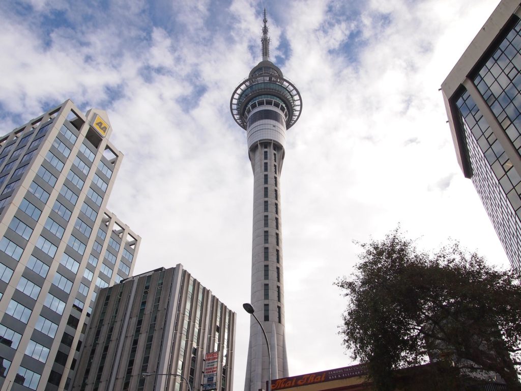 Der berühmte Sky Tower im CBD von Auckland
