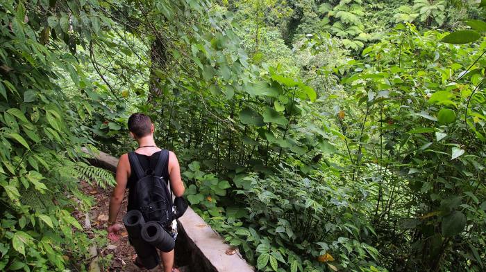 Marcel auf dem Weg zum Tiu Teja Wasserfall, Lombok