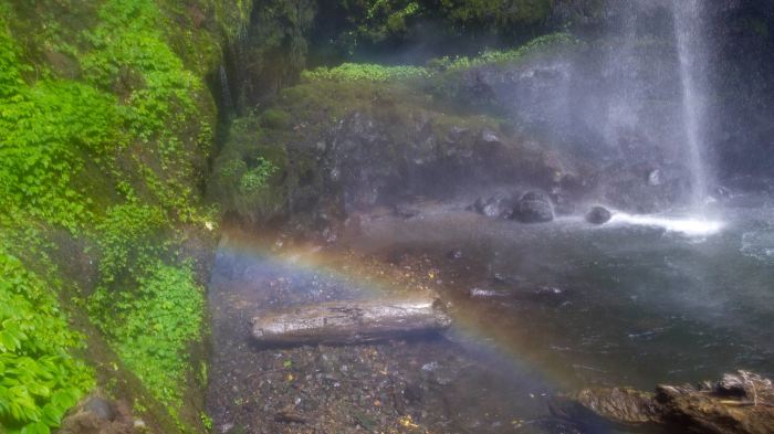 Regenbogen am Tiu Teja Wasserfall