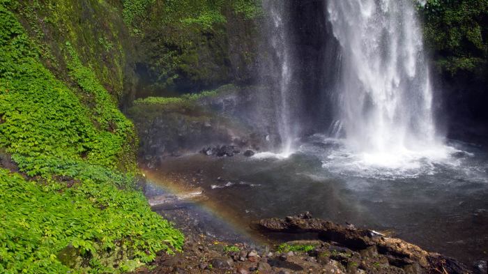 Regenbogen am Tiu Teja Wasserfall