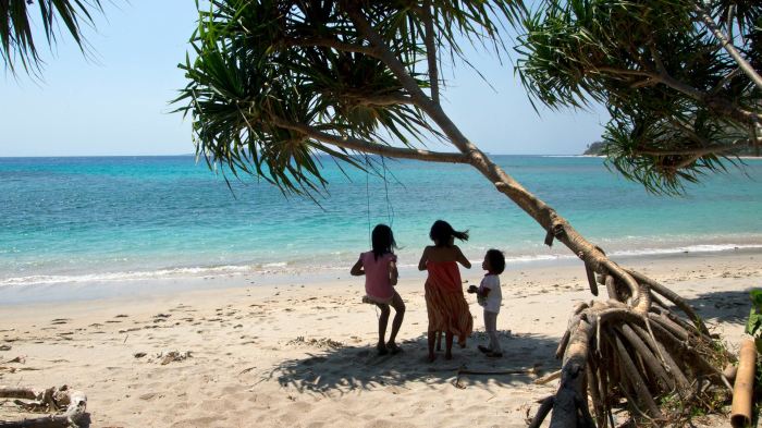 Kinder am Strand von Pandanan Beach