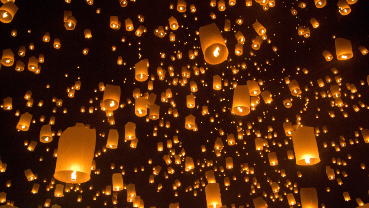 Das Aufsteigen der Laternen beim Yi Peng Festival in Chiang Mai