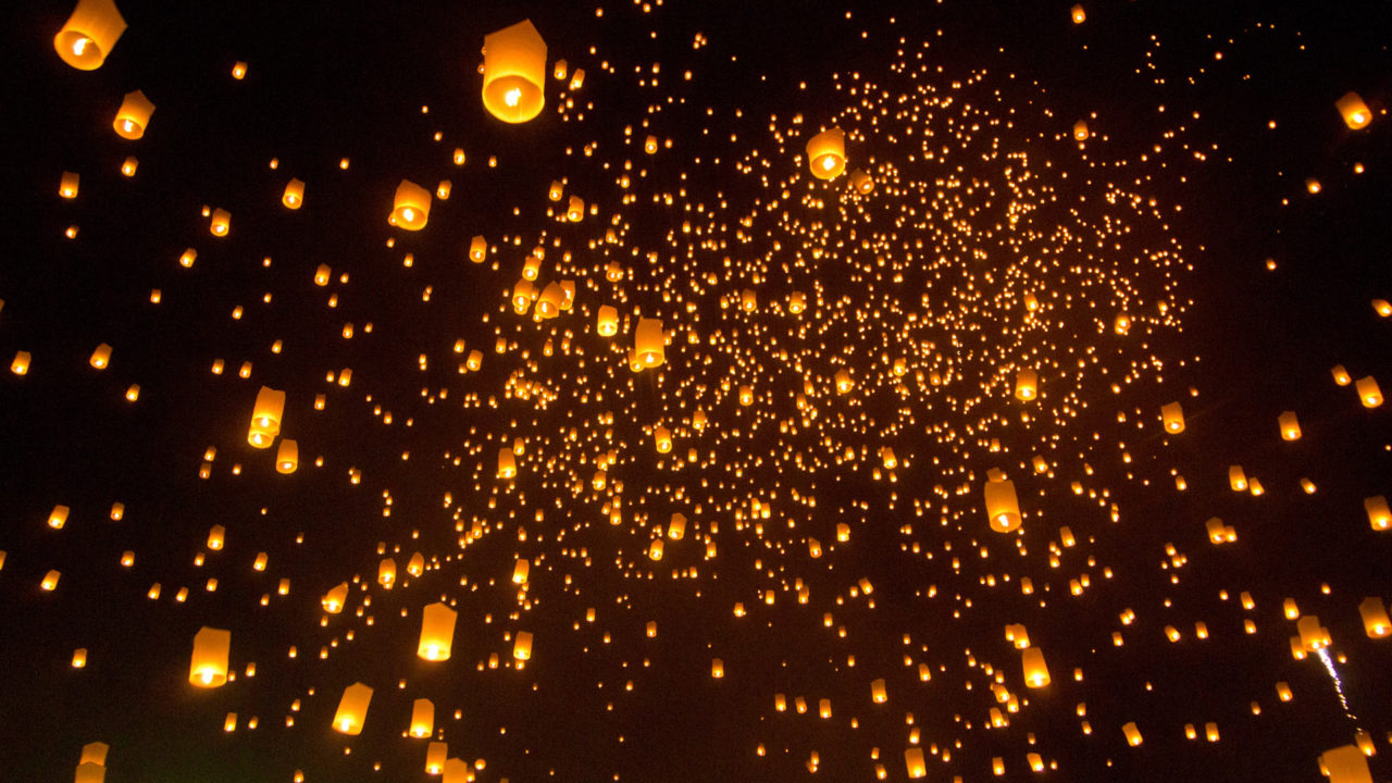 Der Himmel voller Laternen beim Yi Peng Festival in Chiang Mai