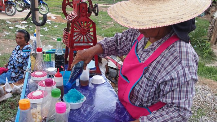 Eine Eisverkäuferin auf einem der thailändischen Festivals