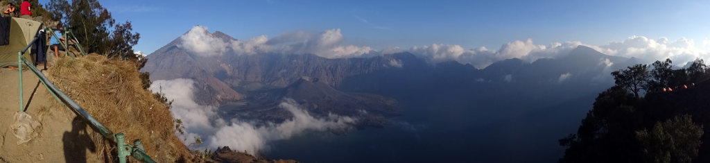 Ausblick auf den Gipfel und Kratersee Segara Anak