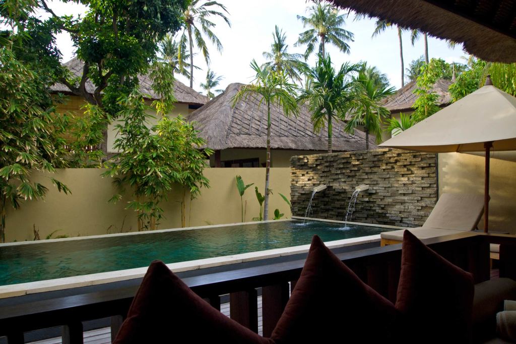Swimmingpool und Terrasse in der Qenari Villa im Qunci Villas, Lombok