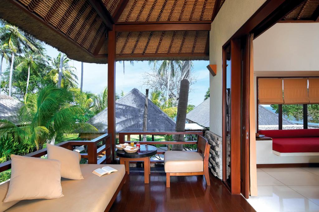 Balkon eines Qozy Partial Ocean View Zimmers im Qunci Villas, Lombok
