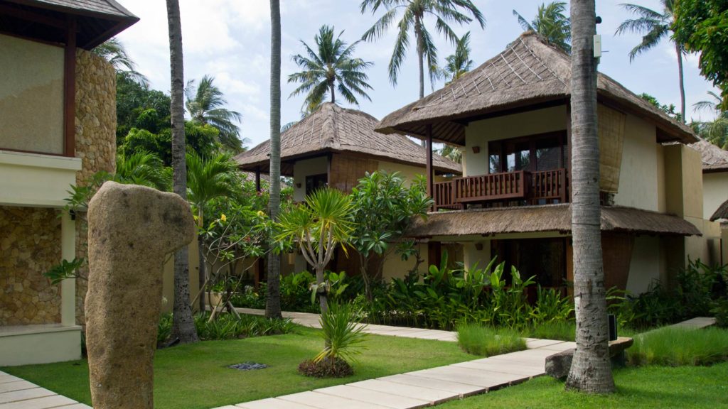 Gartenanlage und die Qozy Rooms mit Gartenblick im Qunci Villas Hotel auf Lombok