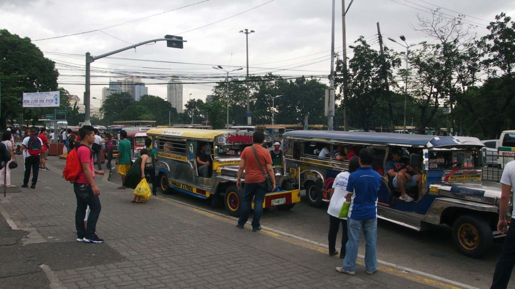 Jeepneys in der City von Manila, Philippinen