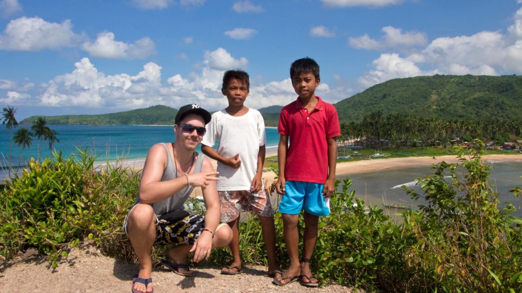 Marcel und zwei einheimische Kids auf dem Viewpoint am Nacpan Beach