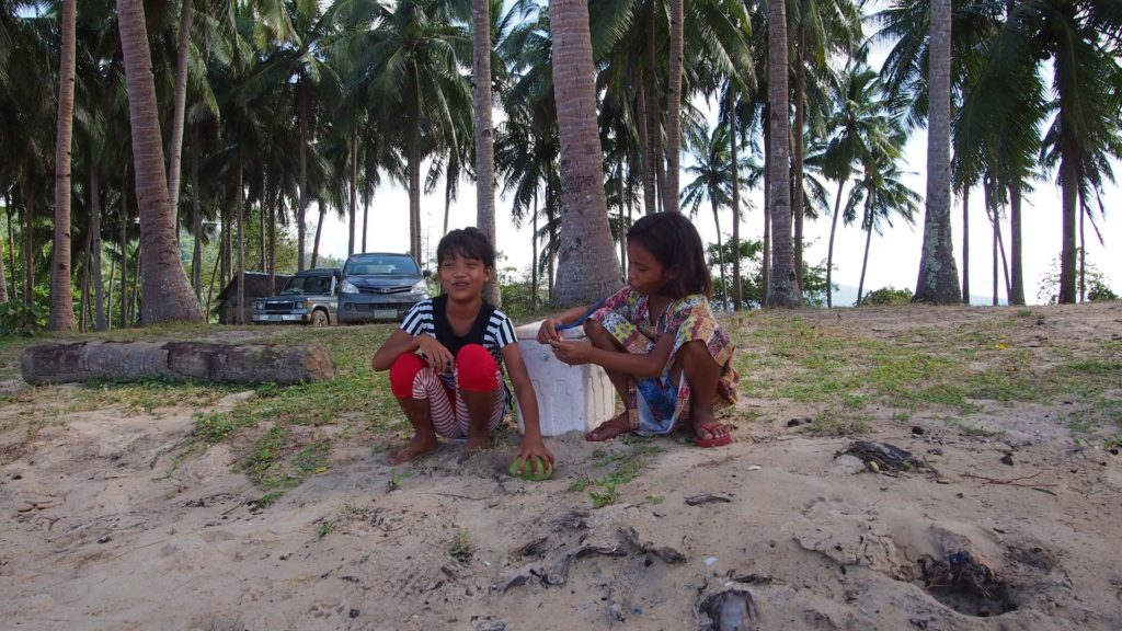 Two local girls at the Nacpan Beach, El Nido