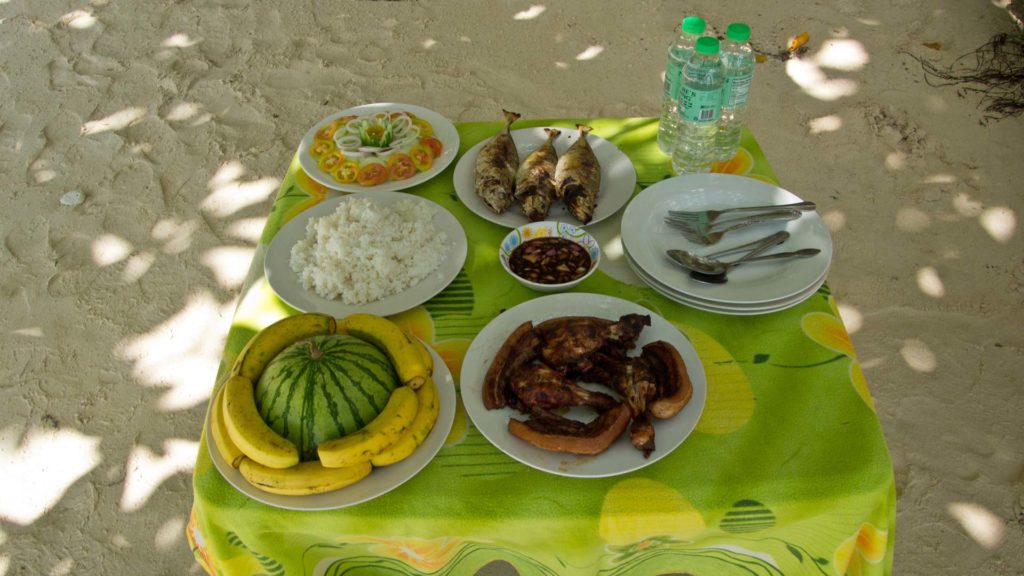 Mittagessen am Pasandigan Beach