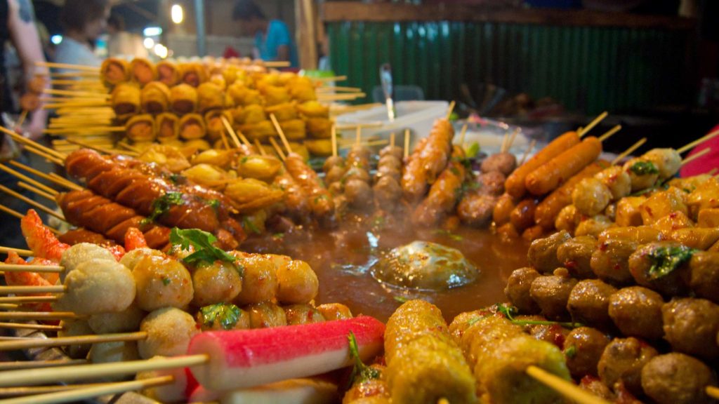 Essen auf dem Naka Weekend Market zwischen Chalong und Phuket Town