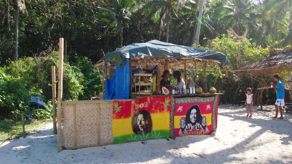 Kleine Strandbar mit Bob Marley Fahnen am Puka Beach