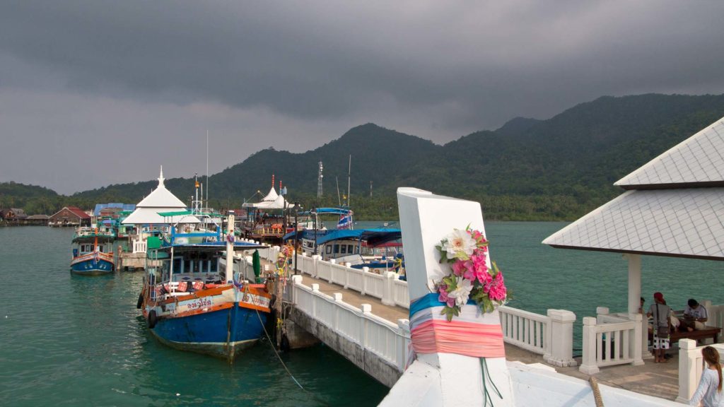 Regenwolken über dem Hafen von Bang Bao, Koh Chang