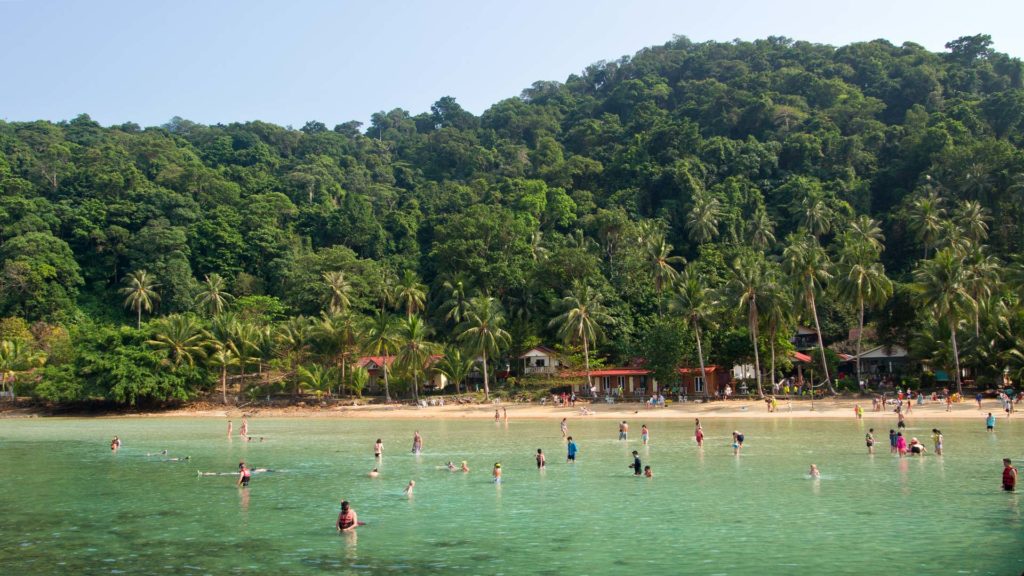 Viele Leute am Strand und im Wasser auf Koh Wai