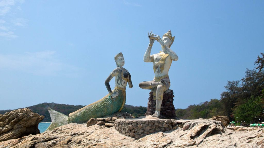 Statue von Aphai Mani und der Meerjungfrau am Haad Sai Kaew