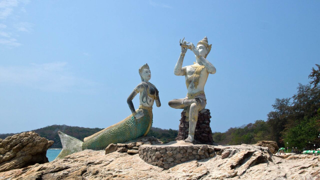 Statue von Aphai Mani und der Meerjungfrau am Haad Sai Kaew