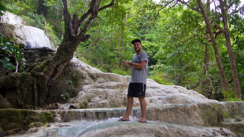 Tobi an der sechsten Stufe des Erawan Wasserfalls