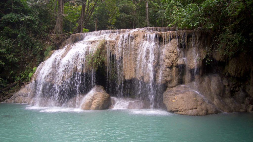 Am Nachmittag ist die zweite Stufe des Erawan Wasserfalls menschenleer