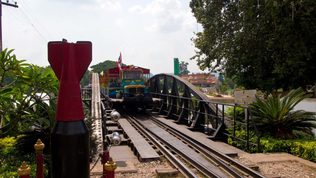 Eisenbahn auf der Brücke über dem River Kwai, Kanchanaburi